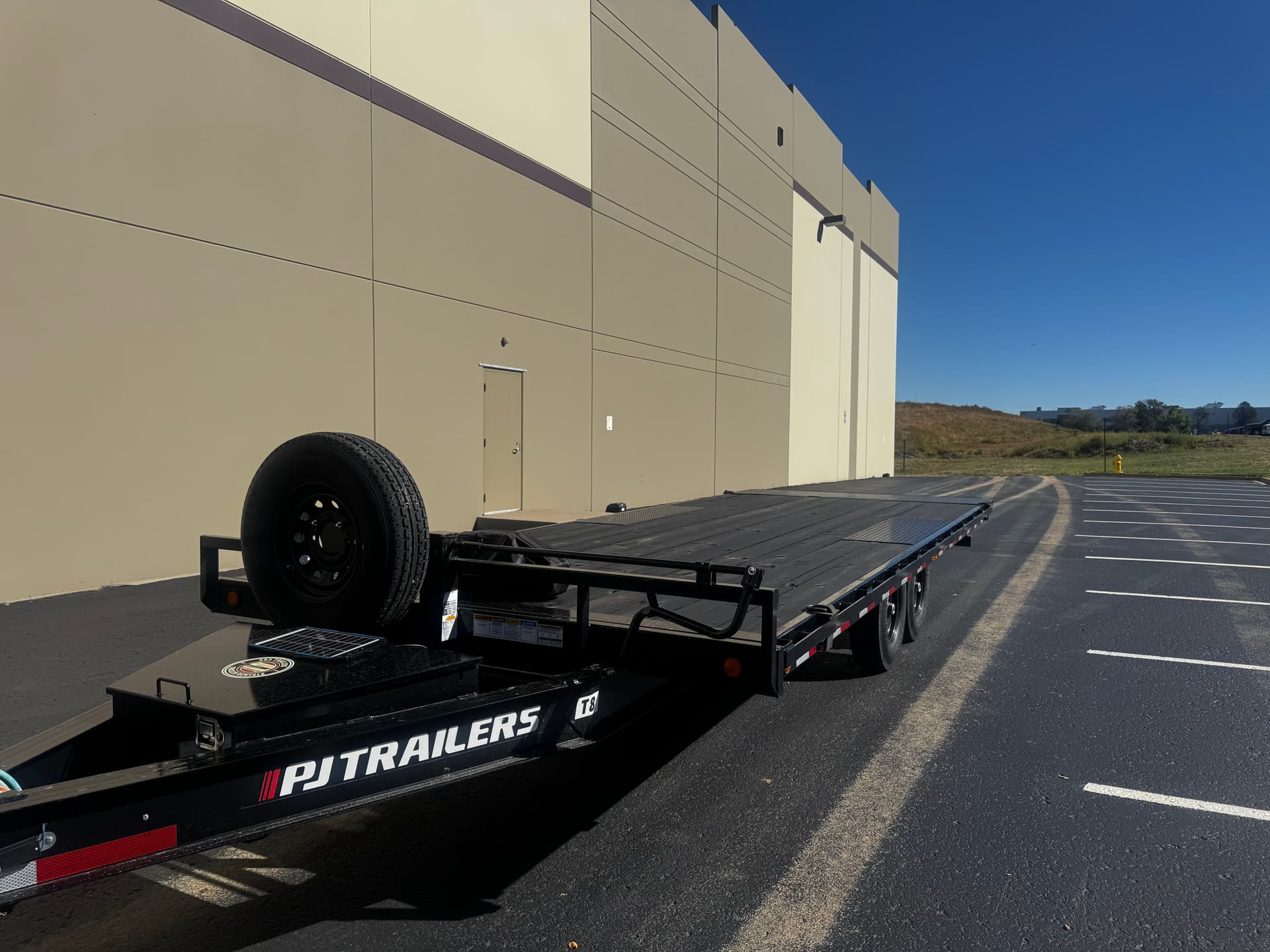 PJ HYDRAULIC TILT DECK OVER 22 FT 8.5 WIDE