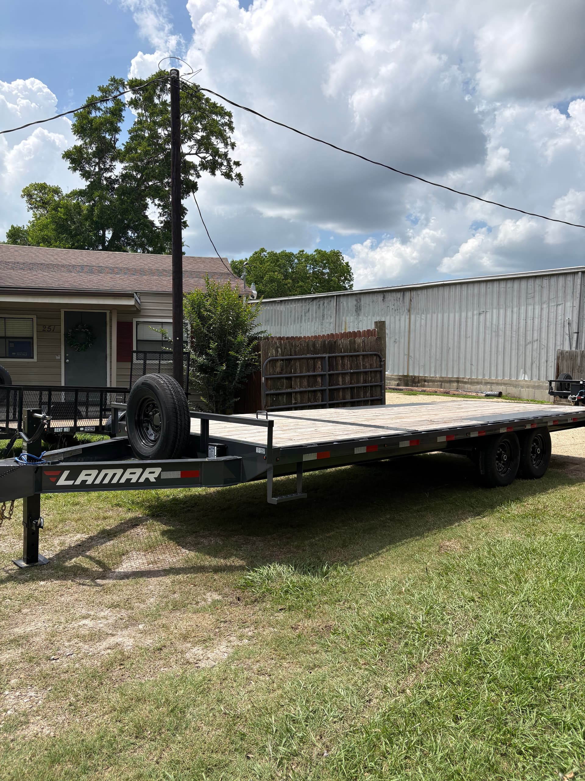 Deckover Trailer 22' w/ Rear Ramps