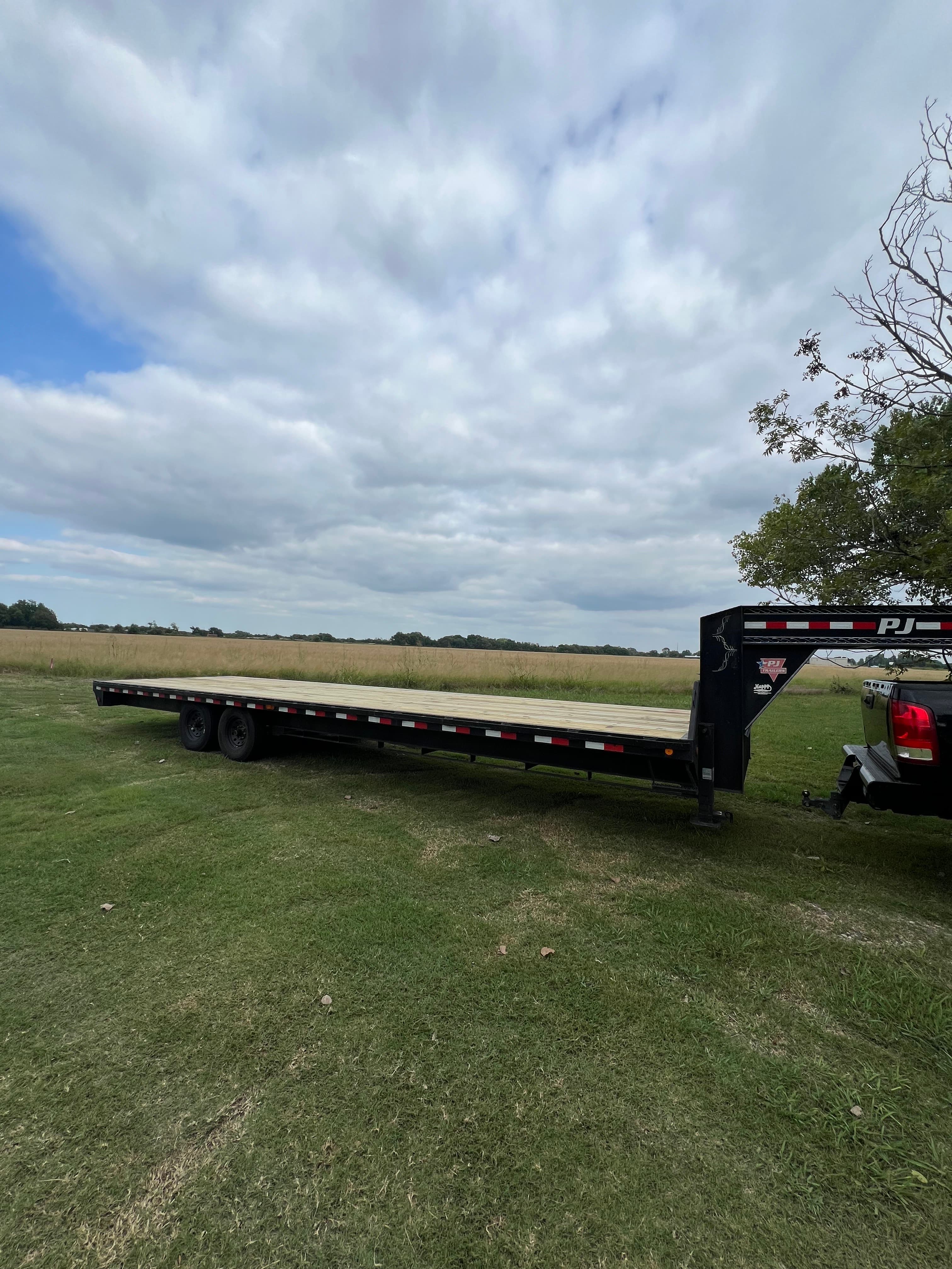 30ft Gooseneck Deckover Trailer