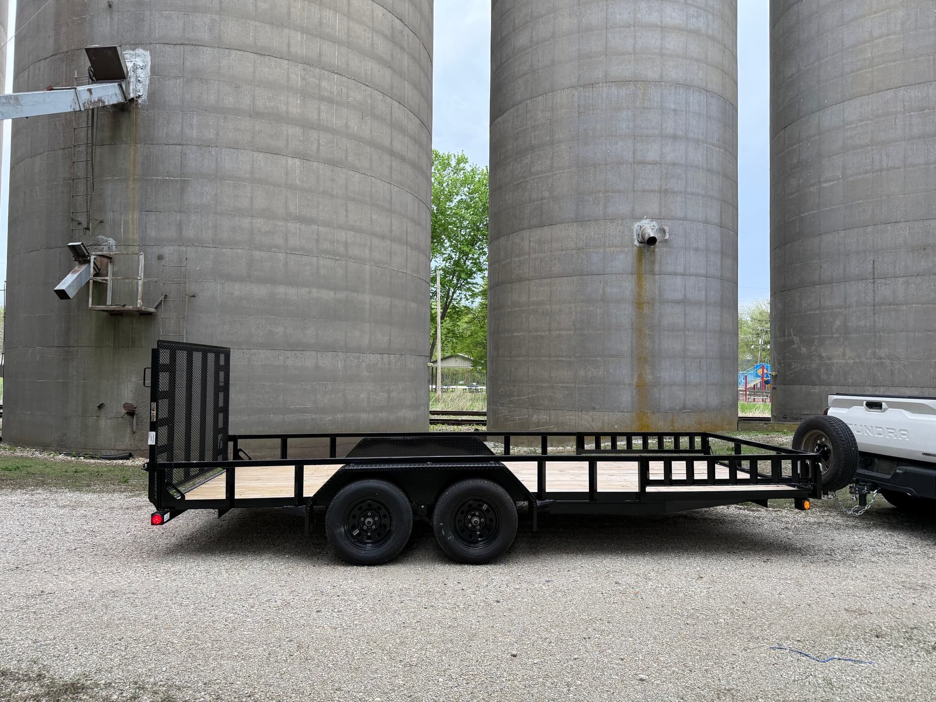 Load Trail 18ft w/ side ramps